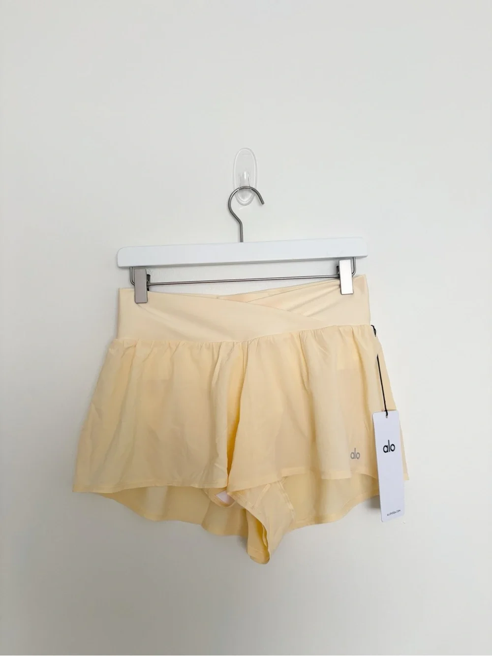 ALO Yoga V-Cute Running Short Candlelight Yellow Size Small